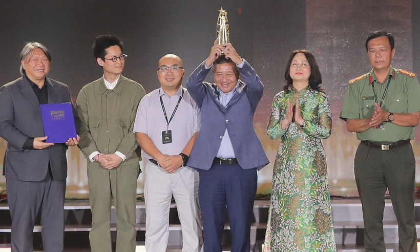 Đại diện êkíp "Tử chiến trên không" nhận giải Phim Việt Nam hay nhất tại Liên hoan phim châu Á Đà Nẵng 2026. Ảnh: BTC