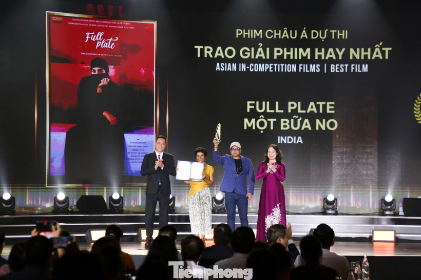 Phim châu Á hay nhất thuộc về phim Full Plate (Một bữa no).