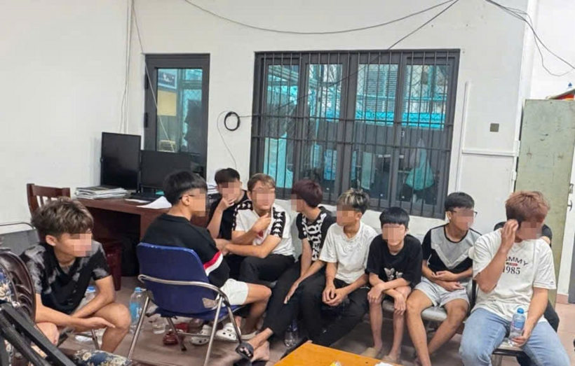 Các đối tượng tại cơ quan công an. Ảnh: Dân Việt