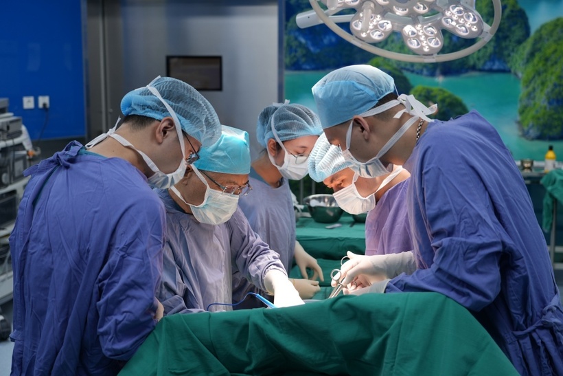 Cuộc đại phẫu đầu tiên kéo dài gần 5 giờ, cứu bệnh nhân qua cơn nguy kịch. Ảnh: BVCC