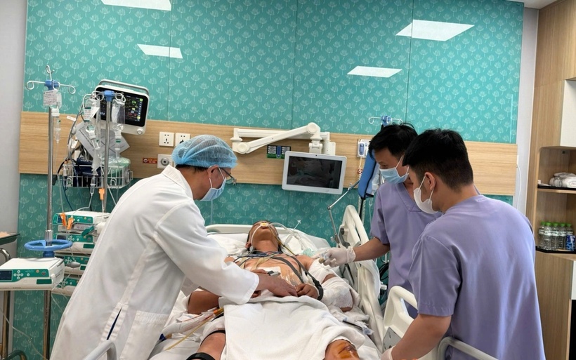Chỉ sau 24 giờ kể từ cuộc đại phẫu đầu tiên, bệnh nhân thoát sốc đa chấn thương. Ảnh: BVCC