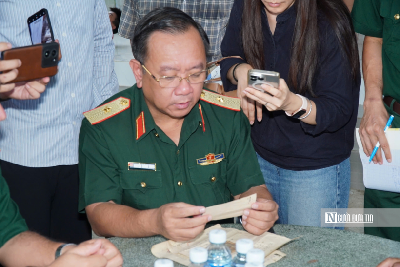 Thiếu tướng Nguyễn Thành Trung, Thành ủy viên, Chính ủy Bộ Tư lệnh Tp.HCM đã trực tiếp đến nhà ông Huỳnh Văn Mười để xác minh thêm thông tin liên quan đến liệt sĩ Huỳnh Văn Quên vừa được tìm thấy tại Công viên Lê Thị Riêng.