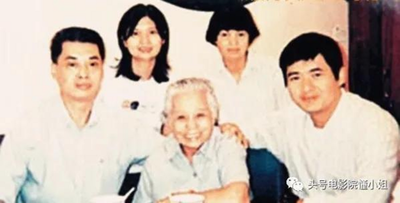 Châu Nhuận Phát (ngoài cùng phải), bên mẹ và các chị em. Đằng sau thành công của tài tử có công lớn của người mẹ Trần Lệ Phương. Năm 2008, bà được trao danh hiệu "Người mẹ xuất sắc", tại Giải thưởng Người Hoa Nổi bật Thế giới. Ảnh: Zhuanlan.