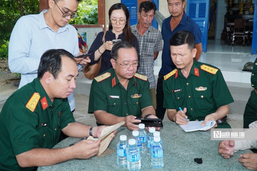 Do có sự khác biệt trong một số giấy tờ được người nhà liệt sĩ Huỳnh Văn Quên cung cấp nên Thiếu tướng Nguyễn Thành Trung cùng nhiều đồng chí trong Bộ Tư lệnh Tp.HCM trực tiếp có mặt để đối chiếu thông tin.