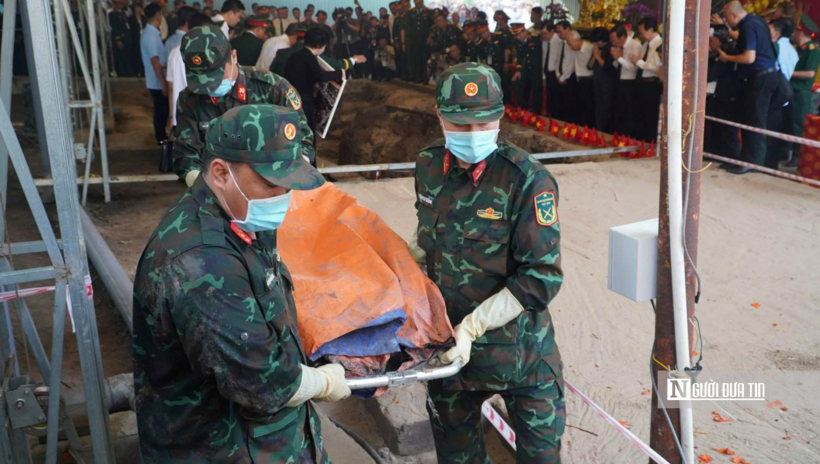 Bộ đội thực hiện đưa các hài cốt tìm được ra ngoài