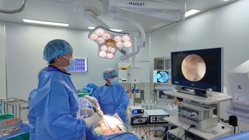 Ê-kíp bác sĩ Vinmec Đà Nẵng thực hiện phẫu thuật