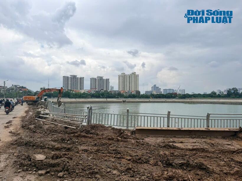 Máy móc và nhân lực vẫn được duy trì trên công trường nhằm đẩy nhanh tiến độ các hạng mục còn lại. Ảnh PV ghi nhận ngày 3/7/2026.