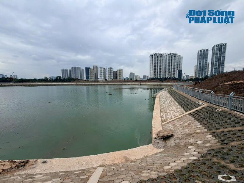 Toàn bộ hệ thống kè hồ đã được thi công hoàn thành, tạo diện mạo khang trang cho công trình. Ảnh PV ghi nhận ngày 3/7/2026.