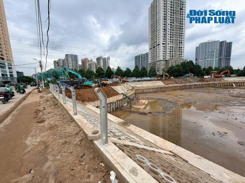 Dự án Hồ đầu mối Mễ Trì (Đồng Bông 2) tại phường Đại Mỗ, quận Nam Từ Liêm đang bước vào giai đoạn hoàn thiện những hạng mục cuối cùng. Ảnh PV ghi nhận ngày 3/7/2026.