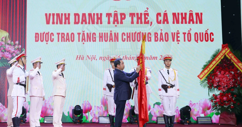 Công an TP Hà Nội vinh dự đón nhận Huân chương Bảo vệ Tổ quốc hạng Nhất.