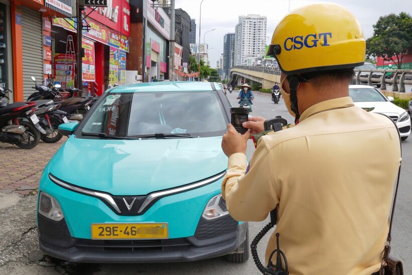 CSGT sử dụng thiết bị nghiệp vụ ghi hình phạt nguội cá vi phạm.