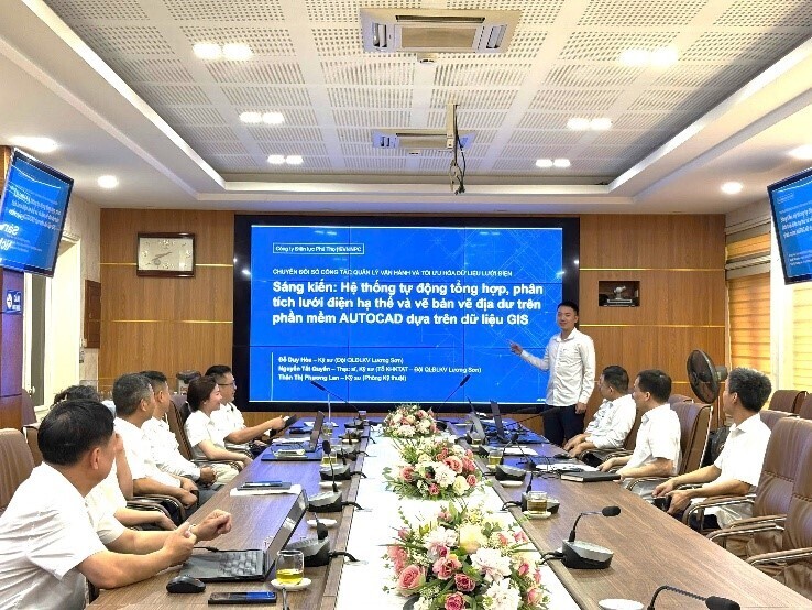 Các buổi sinh hoạt chuyên đề về sáng kiến, ứng dụng trí tuệ nhân tạo (AI) và chuyển đổi số được Công ty Điện lực Phú Thọ duy trì thường xuyên, tạo môi trường để người lao động đề xuất, chia sẻ và hoàn thiện các giải pháp đổi mới sáng tạo.