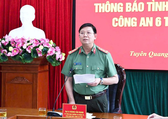 Đại tá Hoàng Văn Mạnh, Phó Giám đốc Công an tỉnh Tuyên Quang chủ trì cuộc họp báo. Ảnh: Việt Bắc./ Theo Lao động.