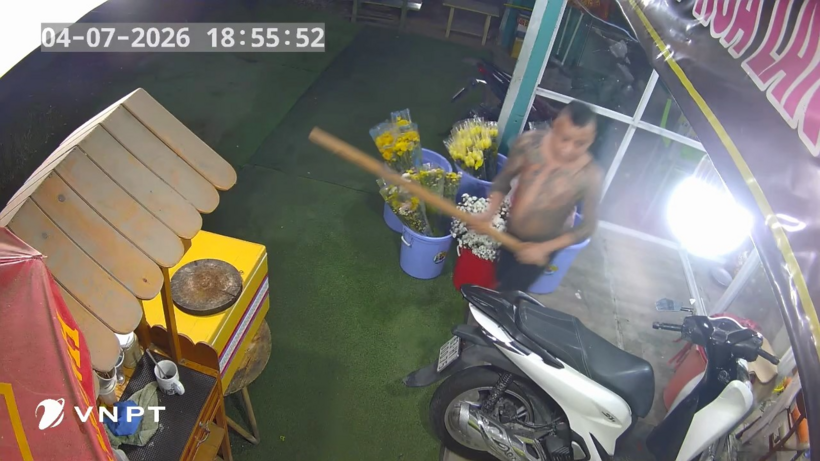 Ảnh cắt từ clip camera an ninh ghi lại cảnh Huy đập phá tài sản. (Ảnh: Công an tỉnh Đồng Tháp)