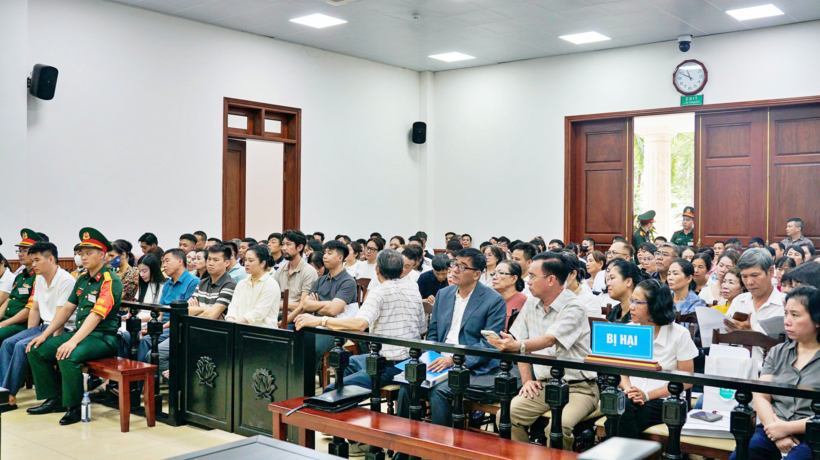 Các bị hại, người có quyền lợi và nghãi vị liên quan tại toà.