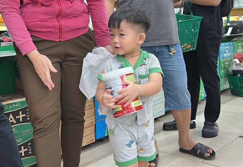 Bé Phạm Đoàn Hữu Duy (con trai chị Thanh Trúc) hào hứng ôm lon sữa GrowPLUS+ quen thuộc về nhà