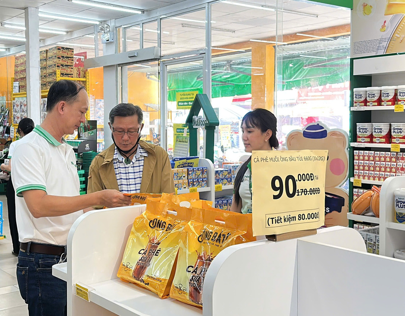 Bác Phan Văn Thanh mua thử 1 bịch cà phê muối của Ông Bầu