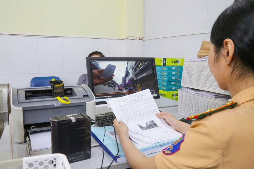 Dữ liệu vi phạm được bàn giao để bộ phận xử lý tra cứu thông tin, gửi thông báo cho chủ xe.