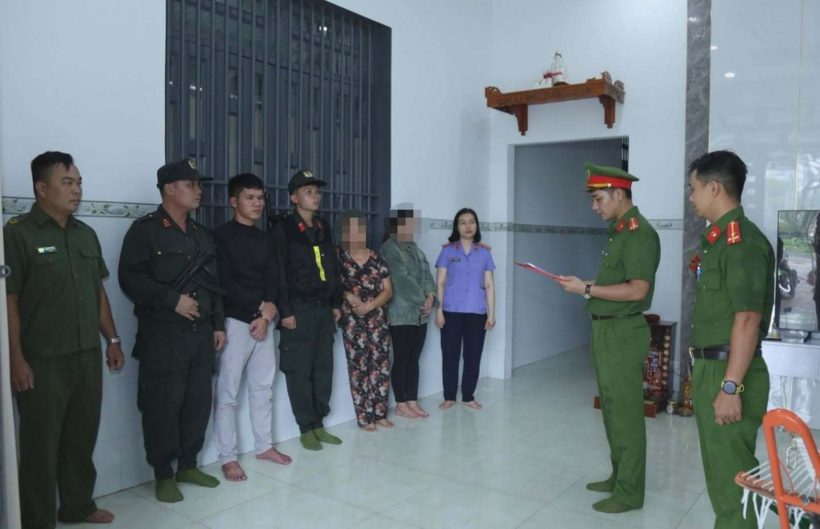 Công an đọc lệnh khám xét nhà Nguyễn Hoàng Phong. Ảnh: Công an Đồng Nai