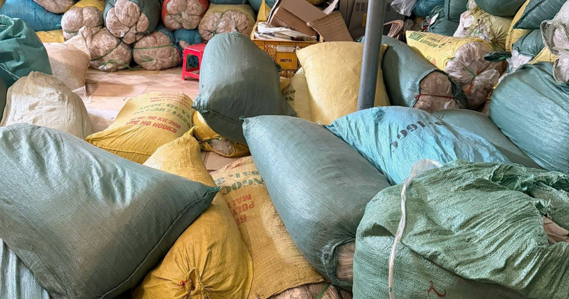 Cơ quan Công an kiểm tra cơ sở sản xuất của Nguyễn Quang Lợi, phát hiện dấu hiệu sản xuất, buôn bán hàng giả. (Ảnh: Công an tỉnh Cao Bằng)