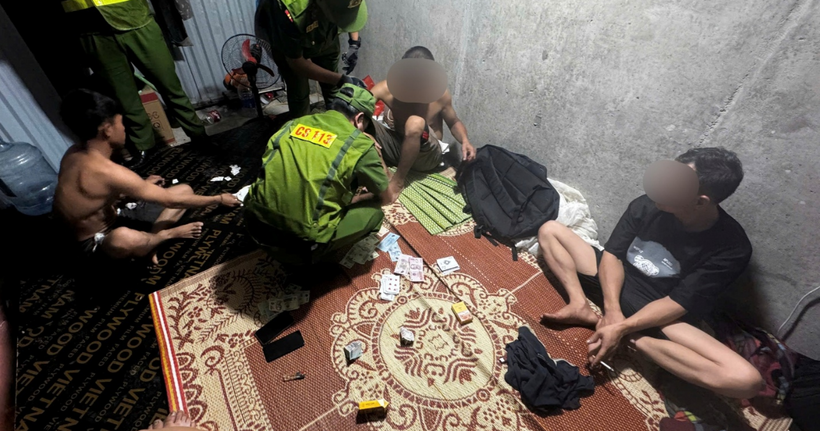 Cảnh sát phản ứng nhanh phối hợp kiểm tra, bắt quả tang các đối tượng đánh bạc. (Ảnh: Công an Hà Nội)