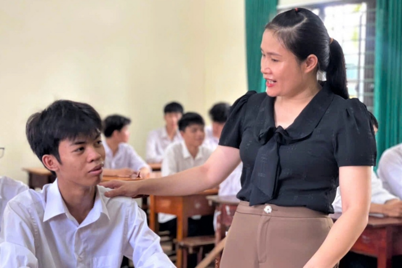 Em Nguyễn Văn Mạnh (bên trái) là một trong 9 học sinh của lớp đạt điểm 10 môn Toán (Ảnh: Văn Nguyễn)./ Theo Dân trí.