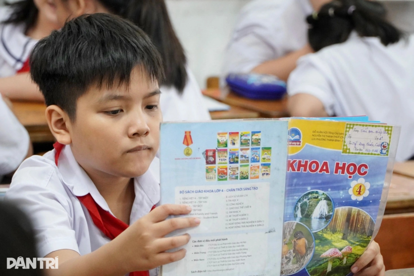 Năm học 2026-2027, TPHCM triển khai cấp miễn phí, cho mượn sách giáo khoa với toàn bộ học sinh lớp 1, lớp 6, lớp 10 và hoàn tất tất cả khối lớp vào năm học 2029-2030. Ảnh: Dân trí.