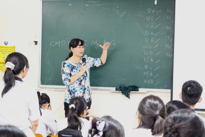 Giáo viên và học sinh ở TP.HCM. Ảnh: Yến Hoa