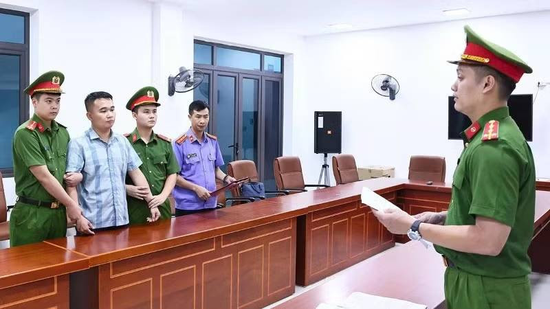 Cơ quan Cảnh sát điều tra Công an tỉnh Tuyên Quang thi hành Lệnh giữ người trong trường hợp khẩn cấp đối với Nguyễn Hà Duy. Ảnh: Công lý.