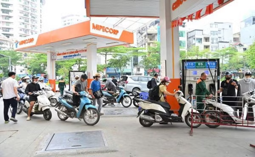 Bộ Công Thương lý giải về giá bán khác nhau tại các điểm bán xăng dầu khiến người tiêu dùng băn khoăn. (Ảnh: An ninh Thủ đô)