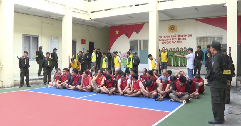 Các đối tượng trong 2 đường dây cá độ bóng đá. (Ảnh: Công an cung cấp)