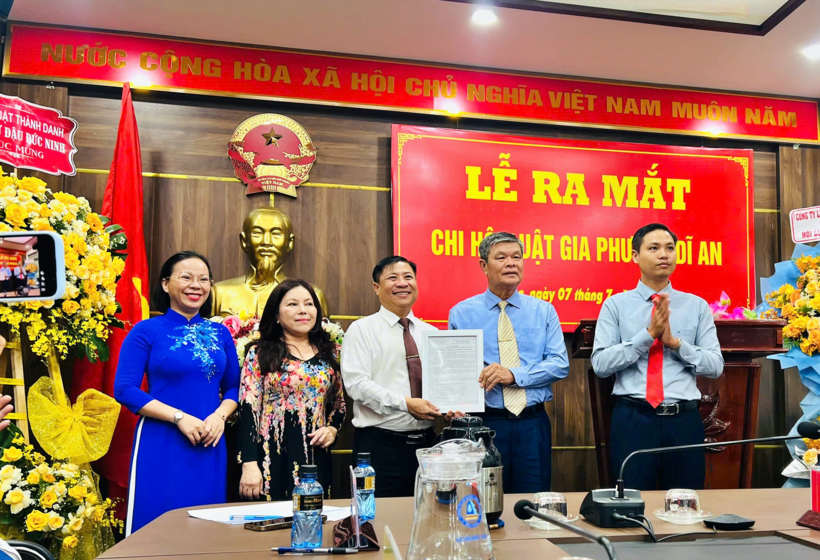 Lãnh đạo Hội Luật gia Tp. Hồ Chí Minh trao quyết định thành lập Chi hội Luật gia phường Dĩ An.