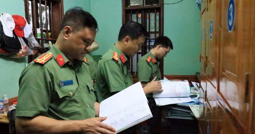 Lực lượng Công an kiểm tra, thu giữ nhiều tài liệu, sổ sách và chứng cứ tại Đền Công đồng Bắc Lệ phục vụ công tác điều tra. (Ảnh: Công an Lạng Sơn)