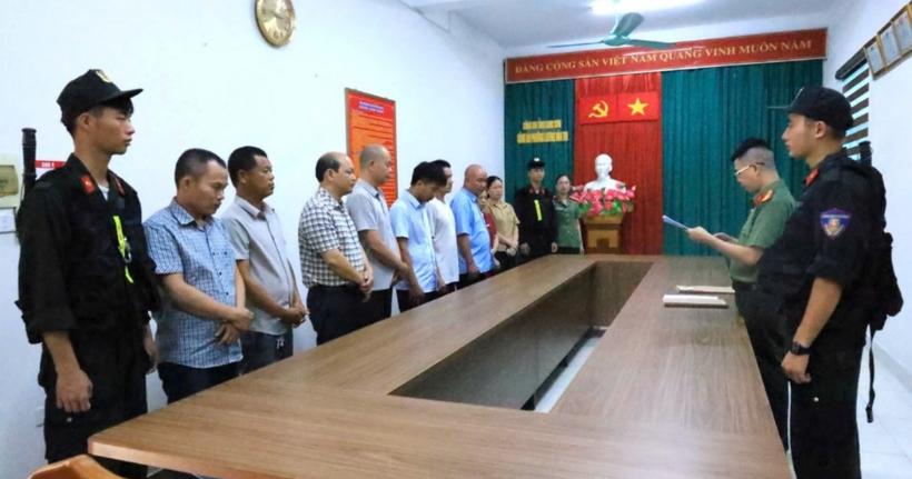 Cơ quan An ninh điều tra Công an tỉnh Lạng Sơn thi hành quyết định khởi tố bị can, lệnh bắt bị can để tạm giam đối với các đối tượng. (Ảnh: Công an Lạng Sơn)