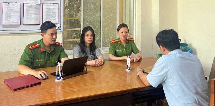 Công an phường Cam Ly - Đà Lạt bàn giao đối tượng truy nã cho Công an TP.HCM. Ảnh: Công an Lâm Đồng