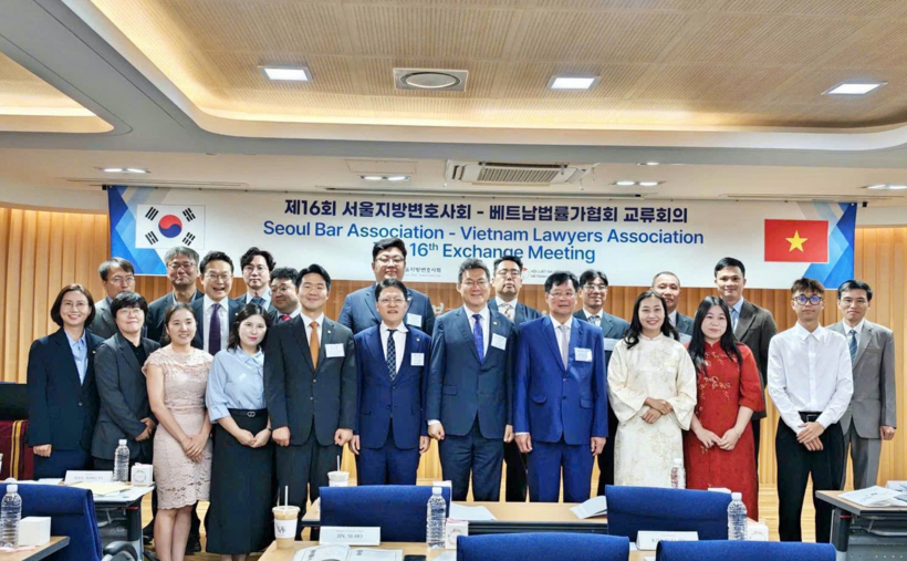 Các đại biểu Hội Luật gia Việt Nam và Đoàn Luật sư Seoul chụp ảnh lưu niệm.