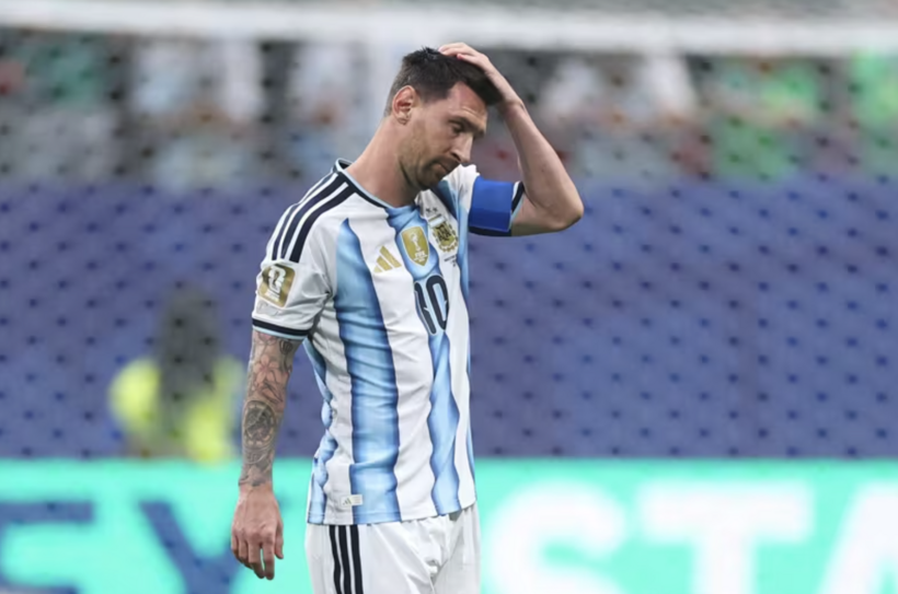 Messi đã rơi vào cảnh tuyệt vọng khi đá hỏng phạt đền ở hiệp 1. Ảnh: FIFA