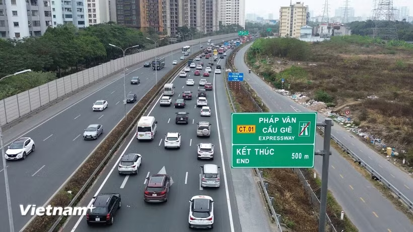 Phương tiện lưu thông trên tuyến cao tốc Pháp Vân-Cầu Giẽ. (Ảnh: Hoài Nam/Vietnam+)