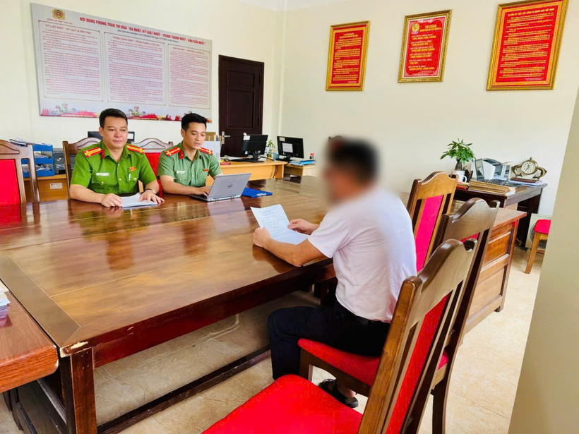 Làm việc với Công an ông P.V.S thừa nhận hành vi vi phạm. Ảnh Công an tỉnh Lào Cai.
