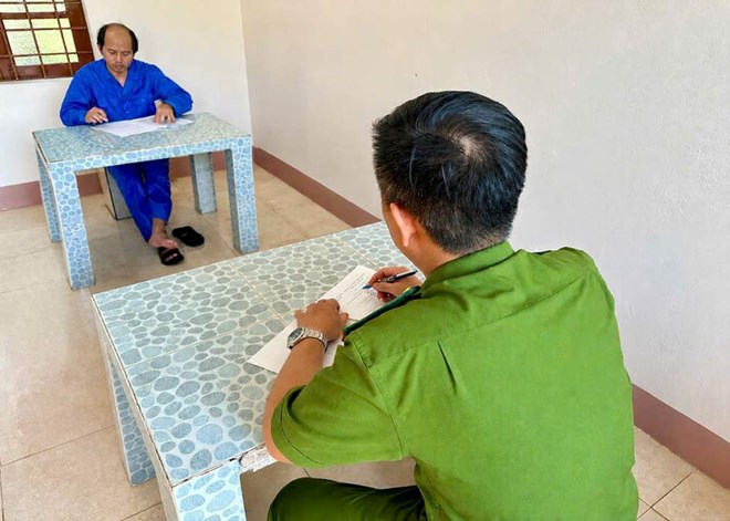 Cơ quan chức năng tỉnh Đắk Lắk làm việc với một đối tượng bị khởi tố trong đường dây đánh bạc vừa bị triệt phá.
