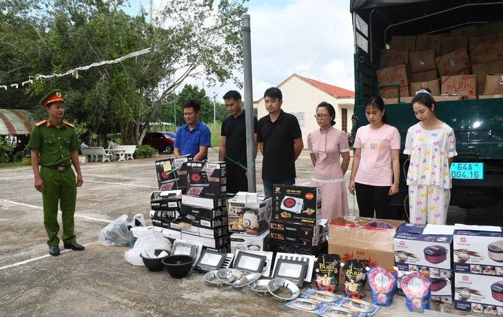 Nhóm đối tượng cùng tang vật. Ảnh: Tuổi Trẻ