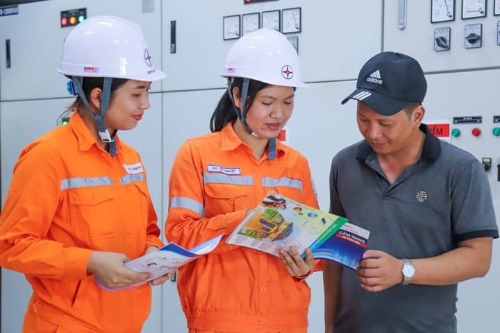 Ngành điện cho biết nguyên nhân chủ yếu khiến hóa đơn tiền điện tháng 6 tăng đến từ nhu cầu sử dụng điện tăng cao trong đợt nắng nóng kéo dài và tác động của biểu giá điện bậc thang. Ảnh minh họa/VTC News