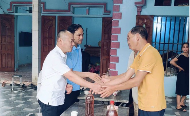 Chính quyền thăm hỏi gia đình người đàn ông gặp nạn. Ảnh: UBND xã Bảo Hà, tỉnh Lào Cai