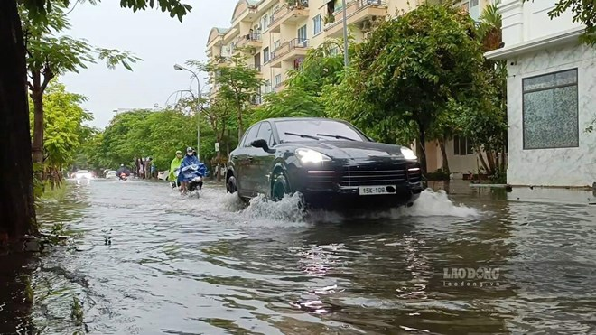 Phố Nguyễn Tất Tố, TP Hải Phòng ngập sâu sau trận mưa lớn. Ảnh: Mai Dung