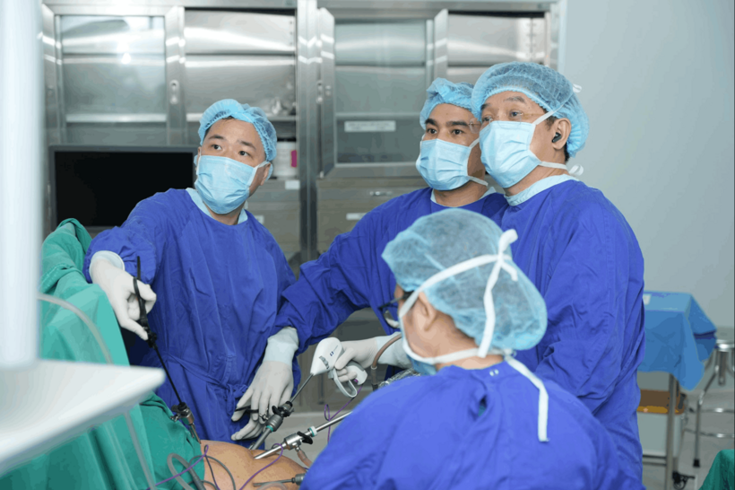 Ê-kíp phẫu thuật Vinmec Hải Phòng thực hiện ca mổ cho cụ bà Hát sau quá trình hội chẩn và đánh giá toàn diện