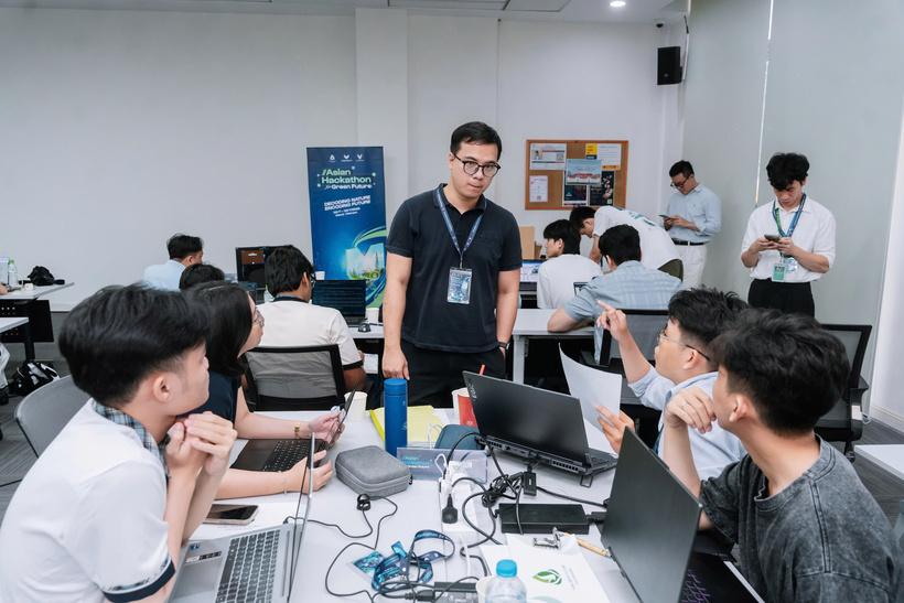 Đội VFluxion trao đổi với cố vấn để hoàn thiện giải pháp trong quá trình tranh tài tại Trường ĐH VinUni. Ảnh: BTC.