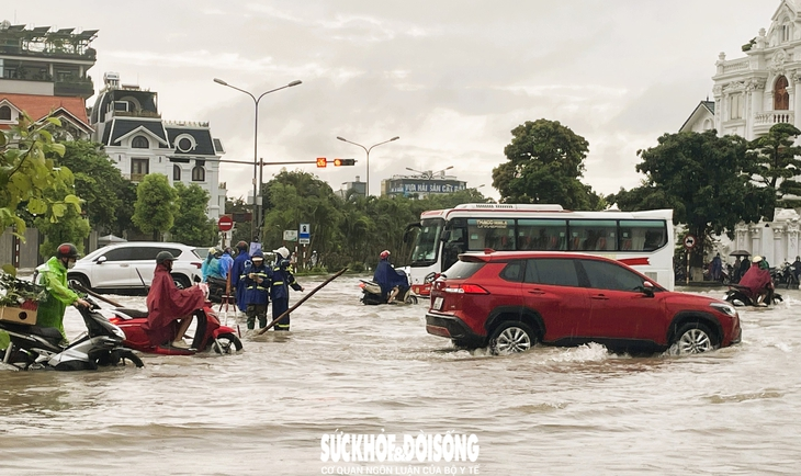 Mưa lớn sáng sớm, nhiều tuyến đường Hải Phòng ngập sâu gây khó khăn cho người dân. Ảnh: TD