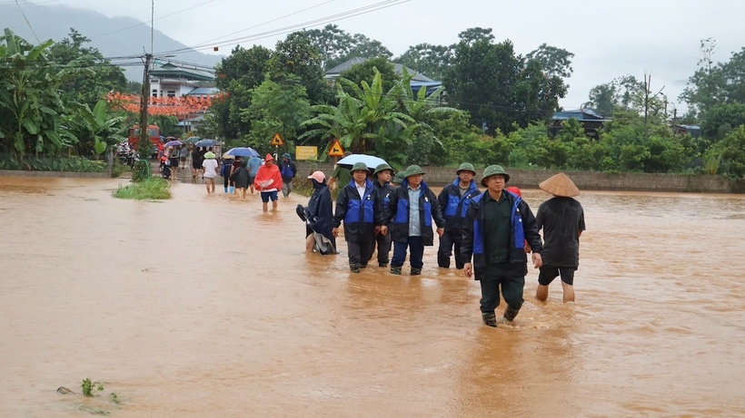 Lực lượng chức năng tìm kiếm cháu bé nghi bị lũ cuốn trôi. Ảnh: Trang thông tin xã Phú Đình