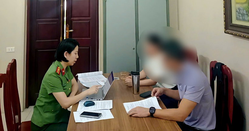 Lực lượng chức năng làm việc với đại diện Công ty cổ phần đào tạo AMES chi nhánh Hà Nội. (Ảnh: Công an Hà Nội)