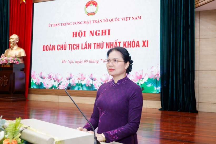 Phó Chủ tịch - Tổng Thư ký UBTƯ MTTQ Việt Nam Hà Thị Nga trình bày Tờ trình (Ảnh: Quang Vinh).